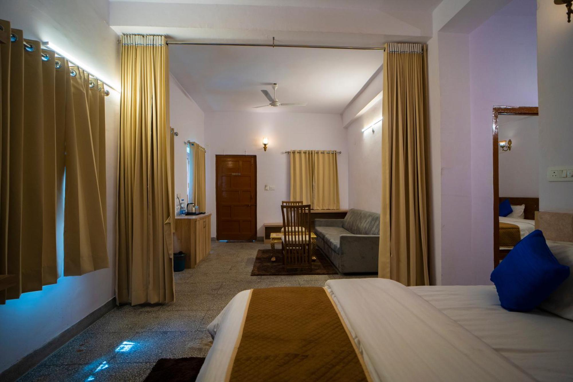 Devdarshan Hotel & Restaurant Udaipur Exteriör bild